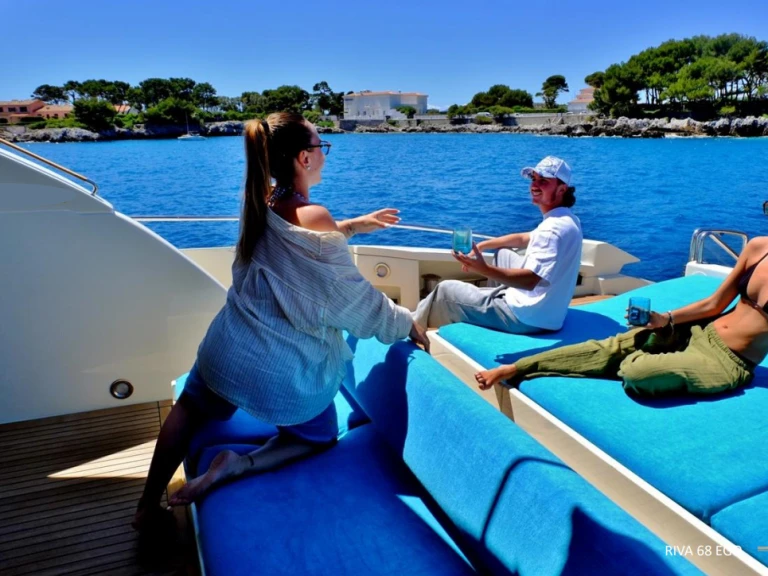 Hire Luxury Yacht Riva with a boat licence