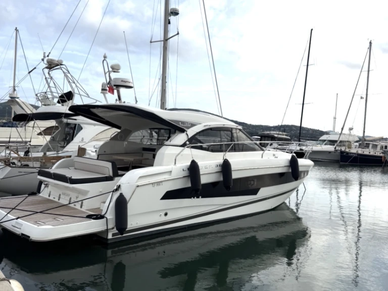 Charter a Jeanneau Leader 36 Sportop in Port Cogolin on Samboat