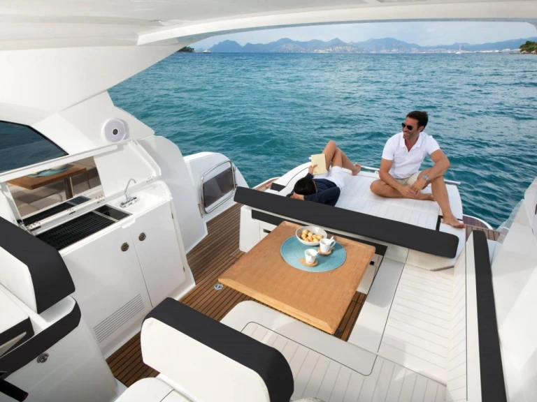 Hire Motorboat Jeanneau with a boat licence