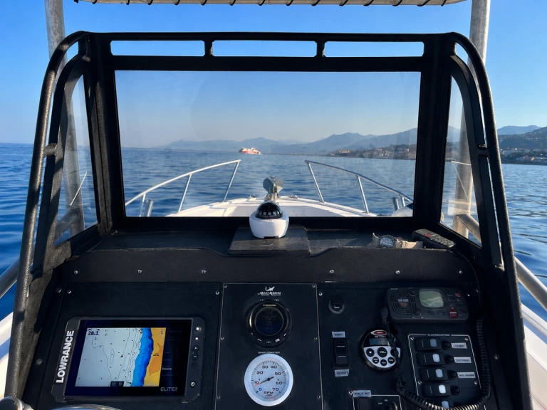 Hire Motorboat Mako with a boat licence