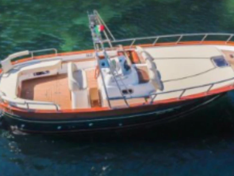Hire Motorboat Fratelli Aprea with a boat licence