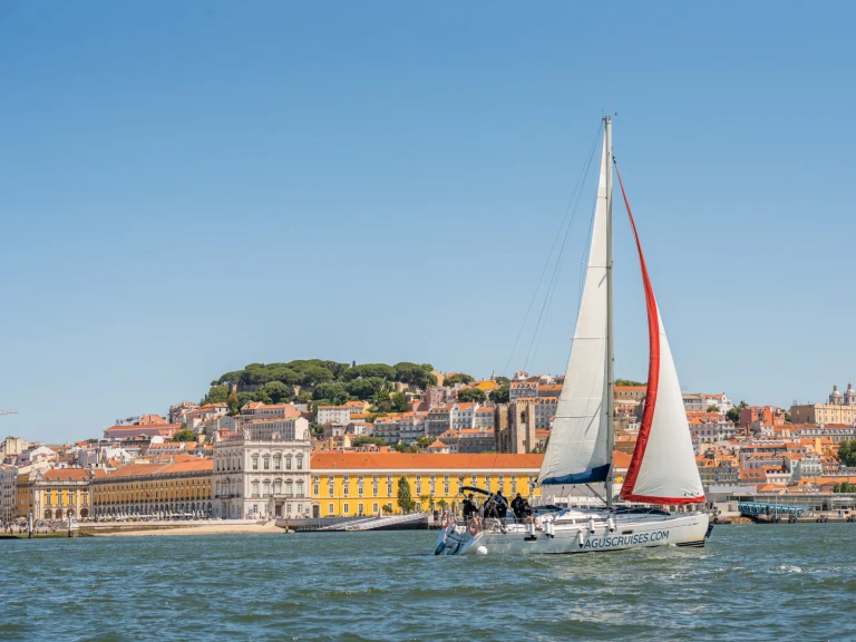 Yacht charter Lisbon - Jeanneau Sun Odyssey 42.1 on SamBoat