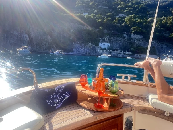 Motorboat to hire Porto di Salerno at the best price