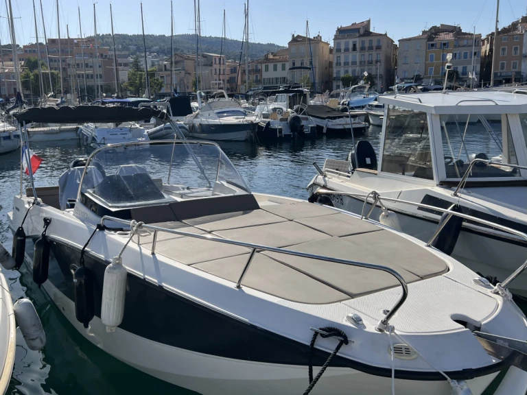 Hire a Quicksilver Activ 755 Sundeck Port Vieux et Chantiers Navals de La Ciotat
