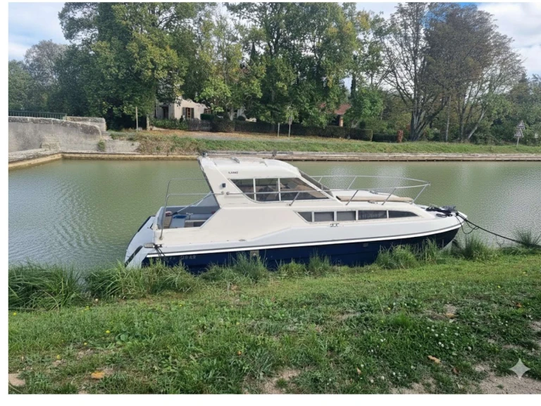 Hire Motorboat Le Boat with a boat licence