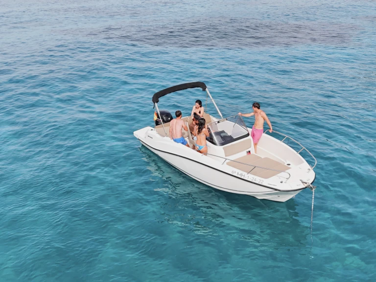 Yacht hire Mahón cheap Activ 675 Open