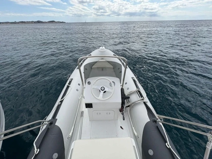 Hire Motorboat Silver with a boat licence