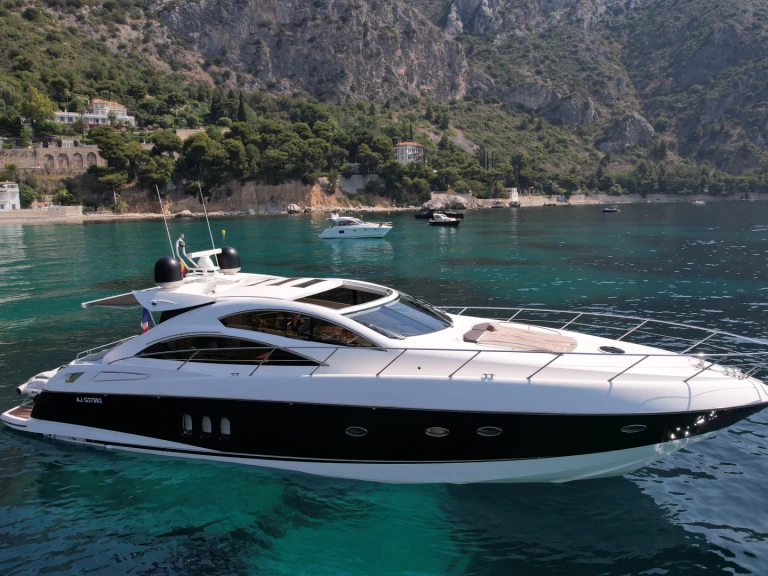 Motorboat hire in Beaulieu-sur-Mer - Sunseeker Predator 62