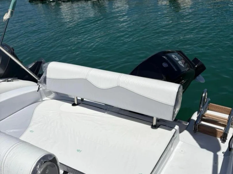 Hire Motorboat Trimarchi with a boat licence