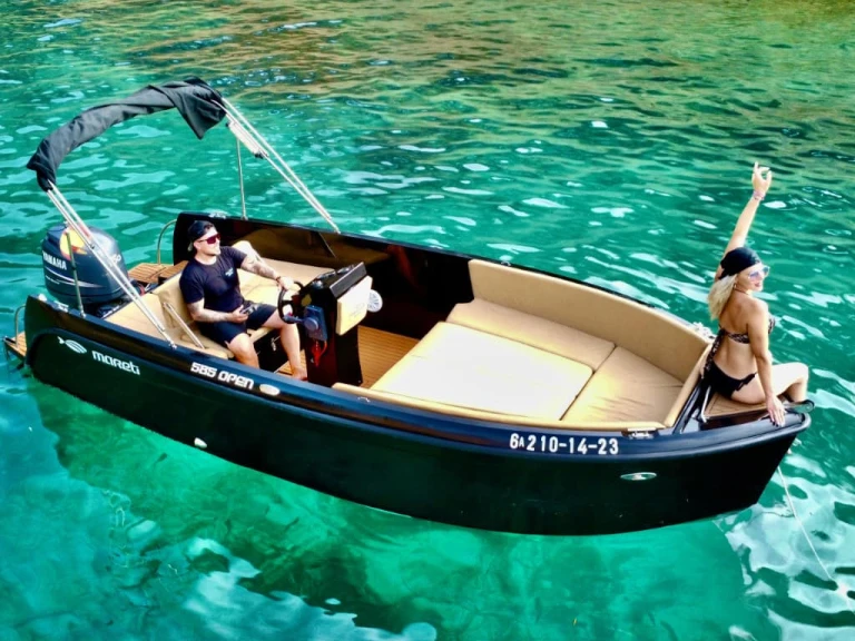 Hire Motorboat Mareti with a boat licence