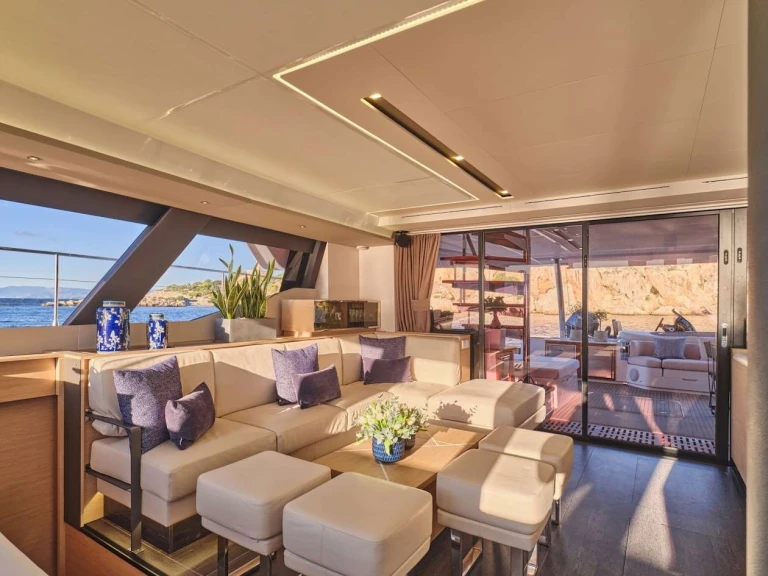 Luxury Yacht to hire Néa Péramos at the best price