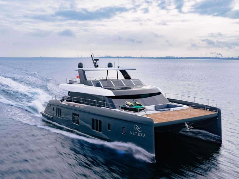 Sunreef Sunreef 70 Power charter bareboat or skippered in  Alimos