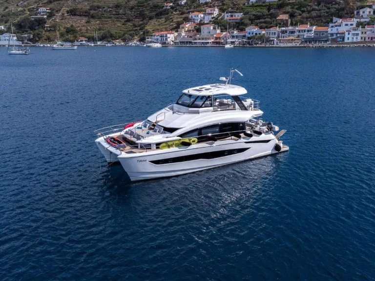 Motorboat to hire Lávrio at the best price