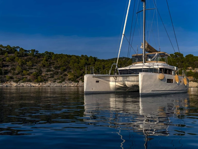 Catamaran hire in Tourlos - Lagoon Lagoon 52 F