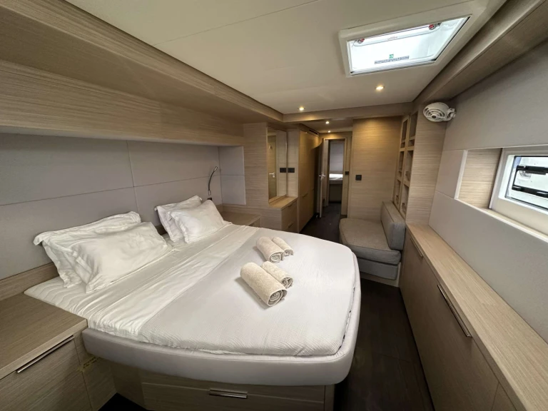 Catamaran to hire Néa Péramos at the best price