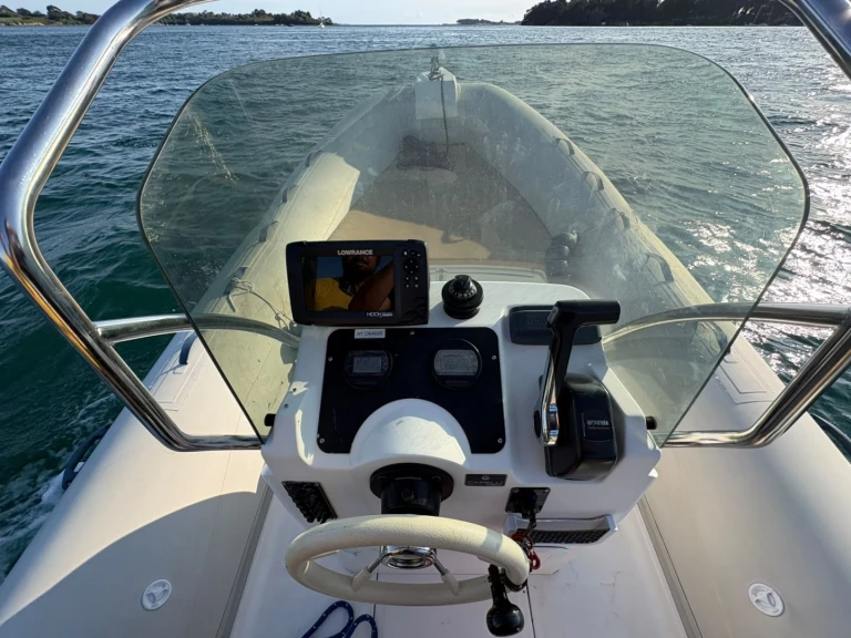 RIB hire in Larmor-Baden - Capelli Capelli 626 Luxe