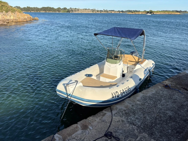 Hire RIB Capelli with a boat licence