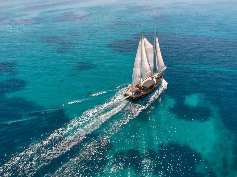 Sailboat to hire Alimos at the best price