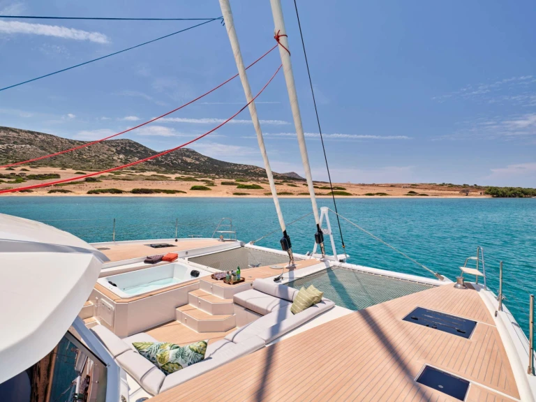 Hire Catamaran Fountaine Pajot with a boat licence
