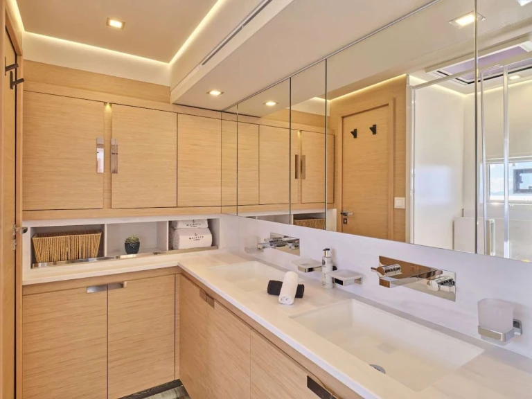 Hire Luxury Yacht with or without skipper Fountaine Pajot Néa Péramos