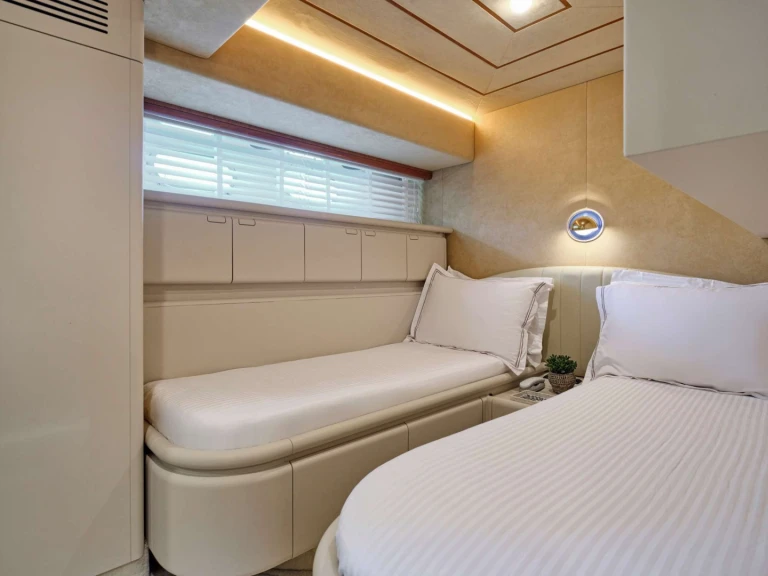 Luxury Yacht to hire Lávrio at the best price