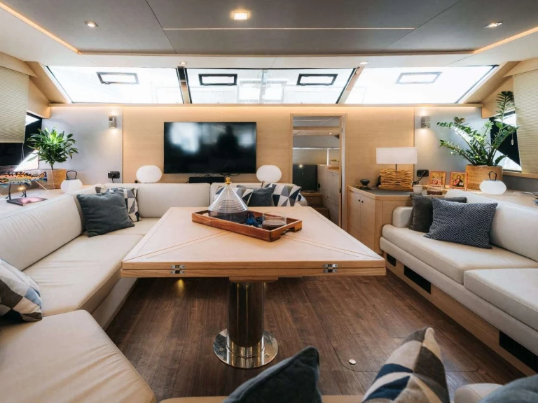 Hire Motorboat Aquila with a boat licence