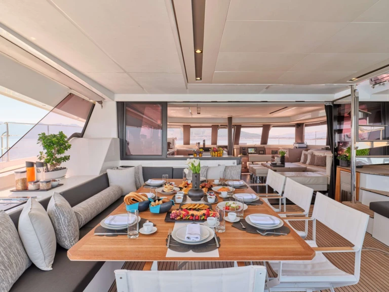 Luxury Yacht to hire Alimos at the best price