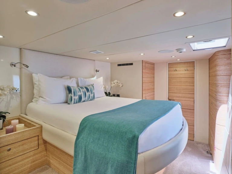 Luxury Yacht to hire Piraeus at the best price