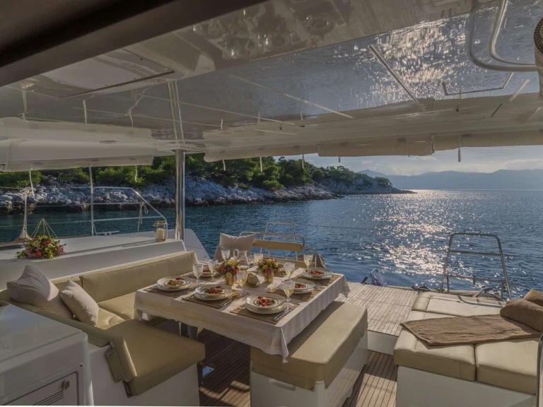 Catamaran to hire Tourlos at the best price