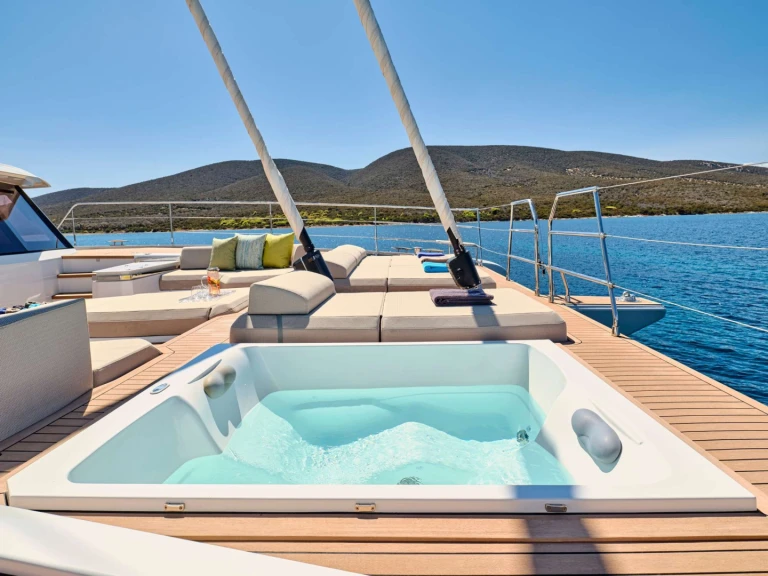 Yacht hire Piraeus cheap Fountaine Pajot Thira 80