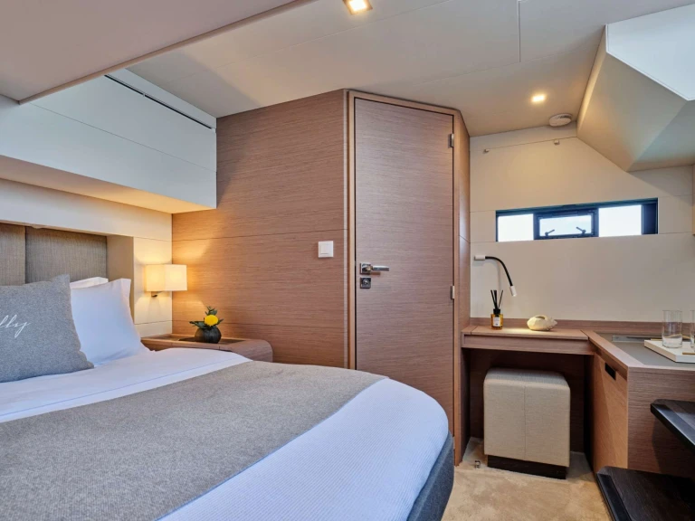 Charter a Fountaine Pajot Fountaine Pajot Power Alegria 67 (4 cab) in Palaio Faliro on Samboat