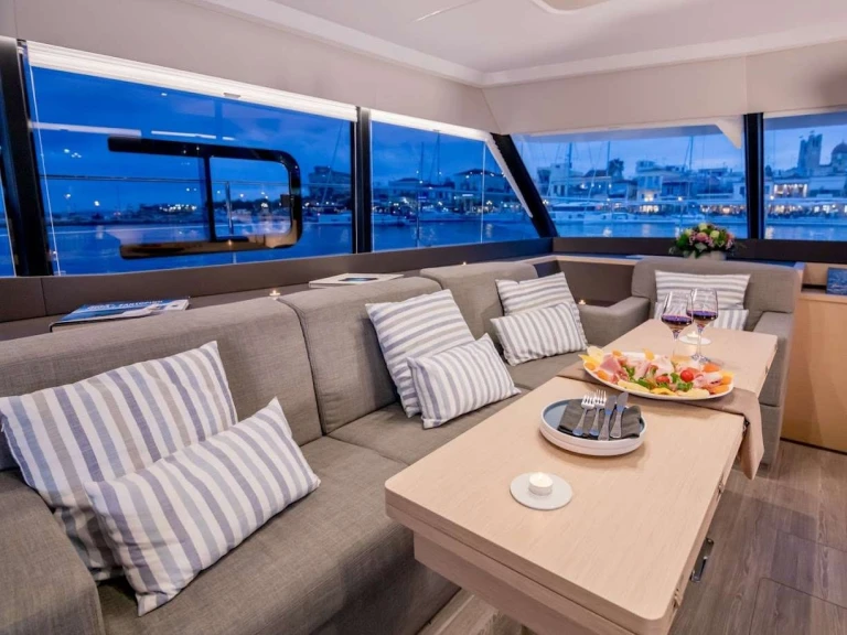 Hire Motorboat Fountaine Pajot with a boat licence