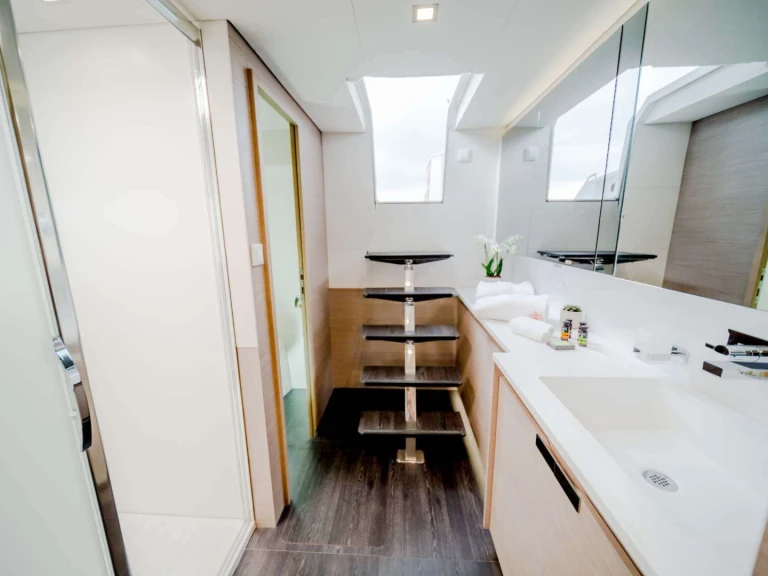Hire Catamaran Fountaine Pajot with a boat licence