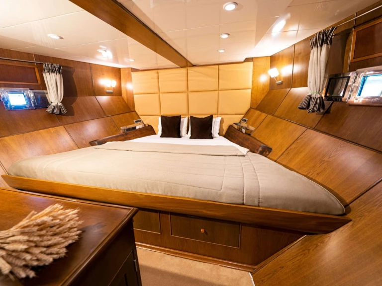 Yacht charter Néa Péramos -  Motor sailor on SamBoat