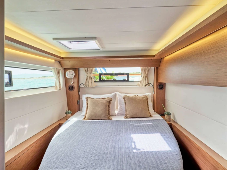 Hire Catamaran Lagoon with a boat licence