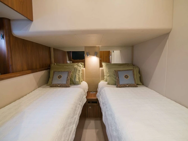 Charter a Sunseeker ELENTARI in Greece on Samboat