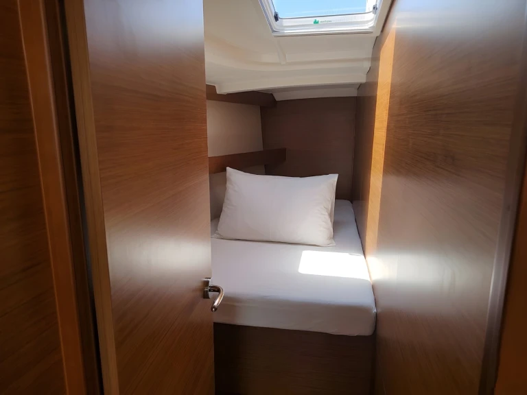 Hire Sailboat Jeanneau with a boat licence