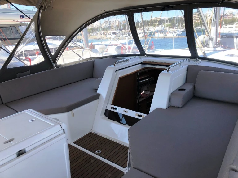 Hire Sailboat Jeanneau with a boat licence