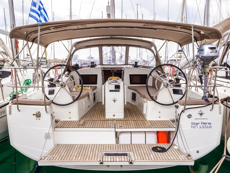 Sailboat hire in Lávrio - Jeanneau Sun Odyssey 410