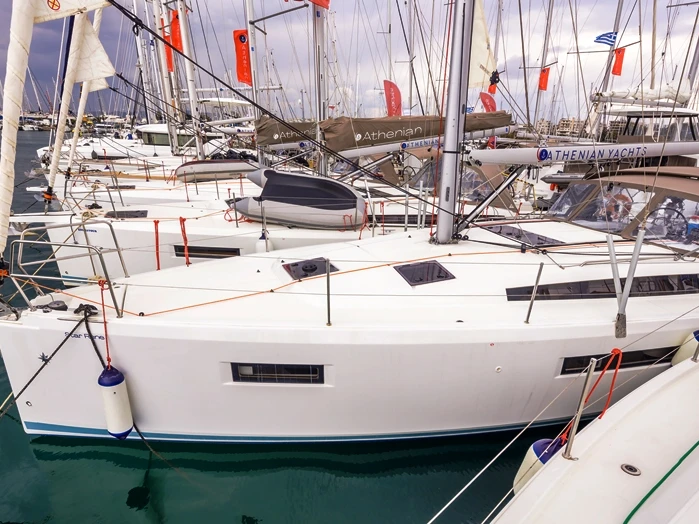 Charter a Jeanneau Sun Odyssey 410 in Lávrio on Samboat