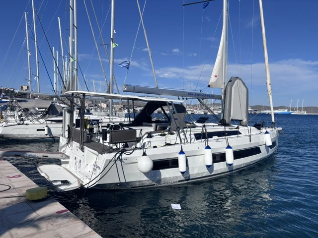 Sailboat hire in Lávrio - Dufour Dufour 44