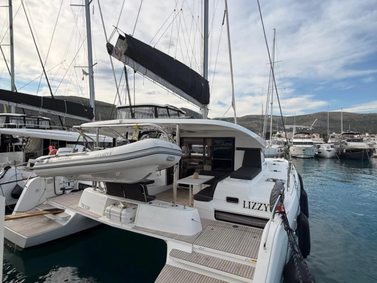 Hire Catamaran Lagoon with a boat licence