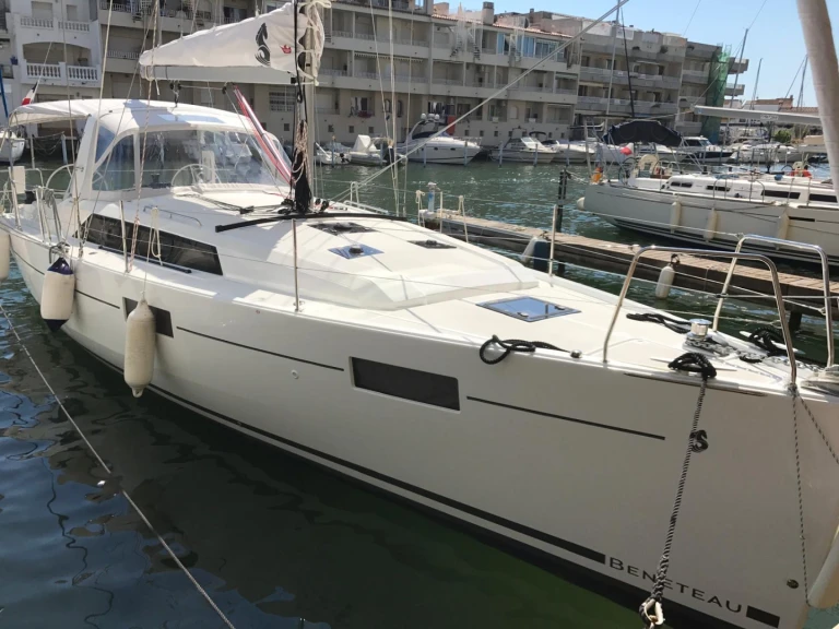 Hire a Bénéteau Oceanis 41.1 Empuriabrava