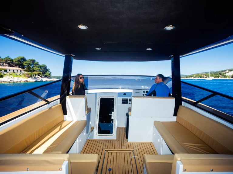Charter a Colnago Colnago 38 in Hvar on Samboat