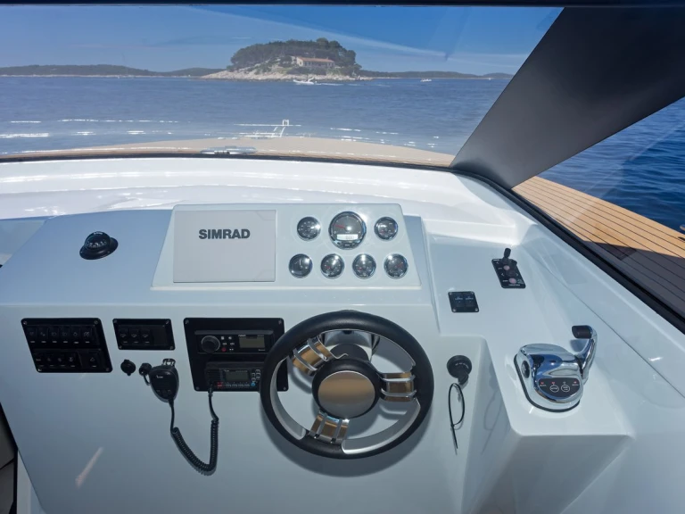Hire Luxury Yacht Colnago with a boat licence