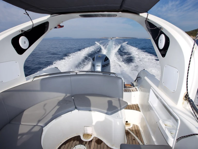 Yacht hire Hvar cheap Flyer 828