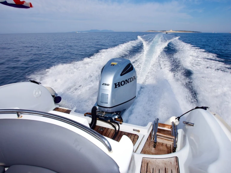 RIB hire in Hvar - Flyer Flyer 828