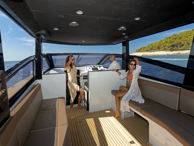 Hire Motorboat Custom Made with a boat licence