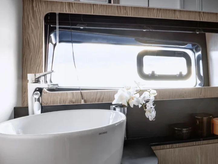 Hire Luxury Yacht with or without skipper Azimut Monaco