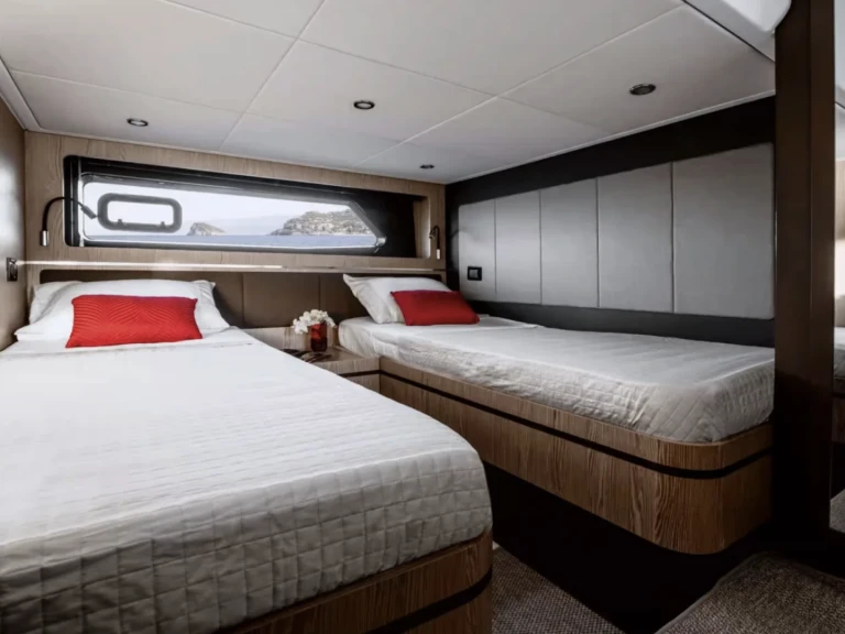 Hire Luxury Yacht Azimut with a boat licence